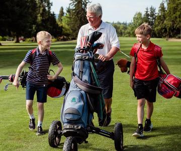 Joint replacement patient Carl Anderson golfing with his grandsons