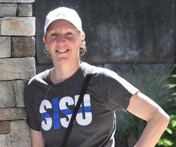 Young woman wearing SISU T-shirt.